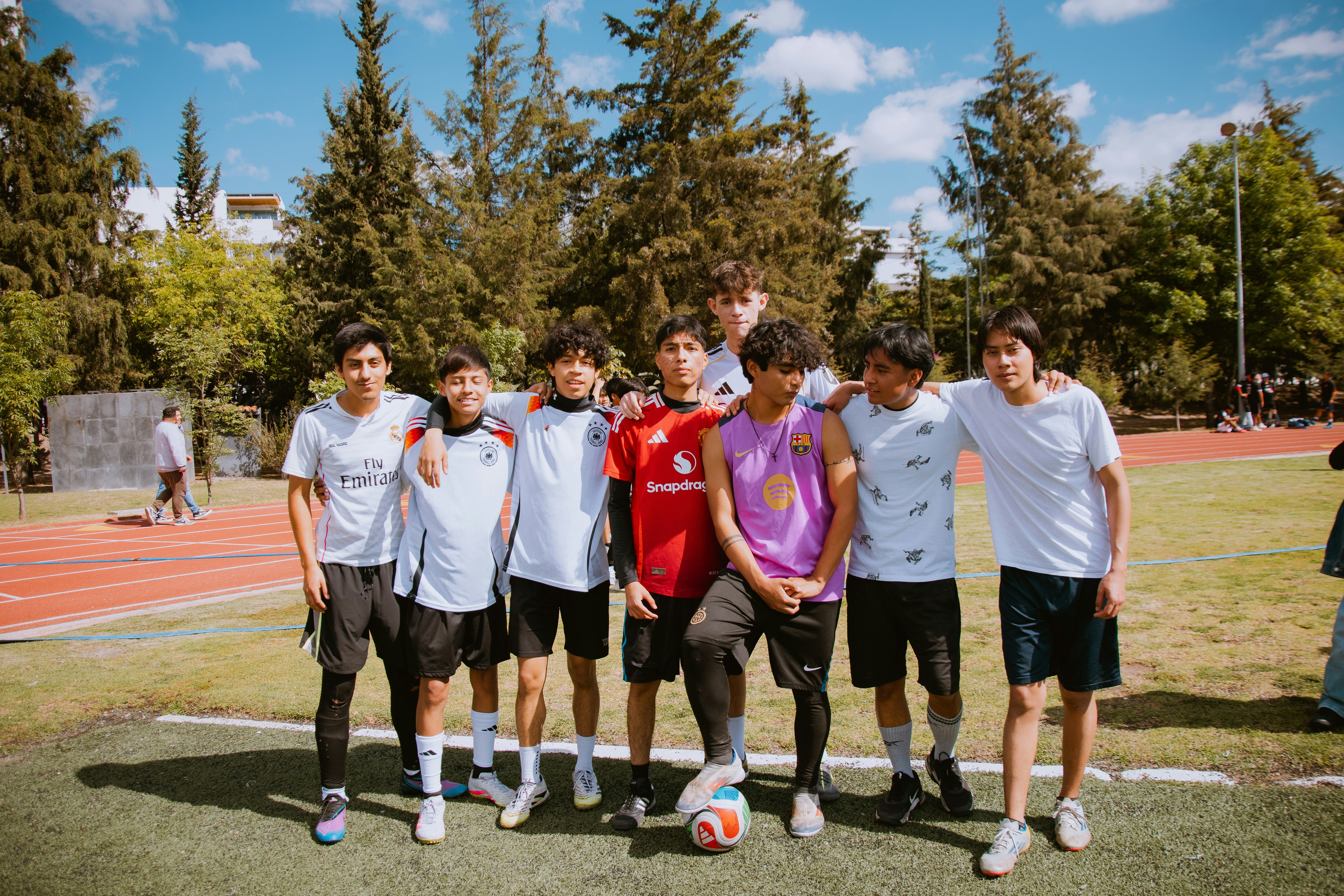 媒体人晒视频：赛后蒯纪闻安慰山东U20球员，很有大将风度